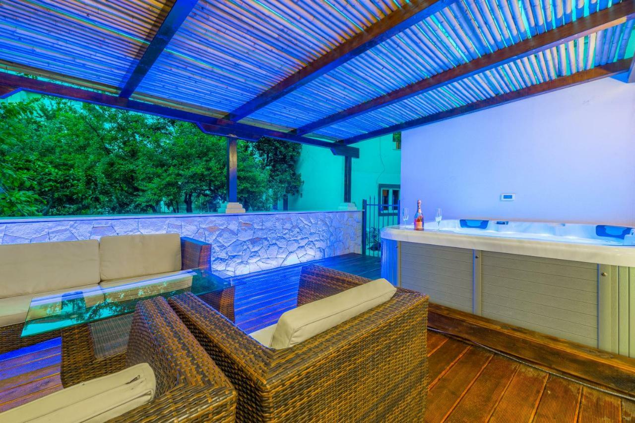Alena Luxury Apartment With Jacuzzi Split Exterior photo